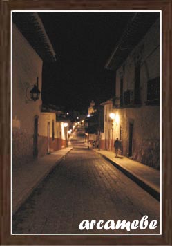 calle la Paz - P&aacute;tzcuaro de Noche